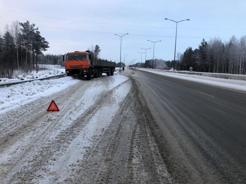 На трассе Сургут-Нижневартовск иномарка «влетела» в КамАЗ