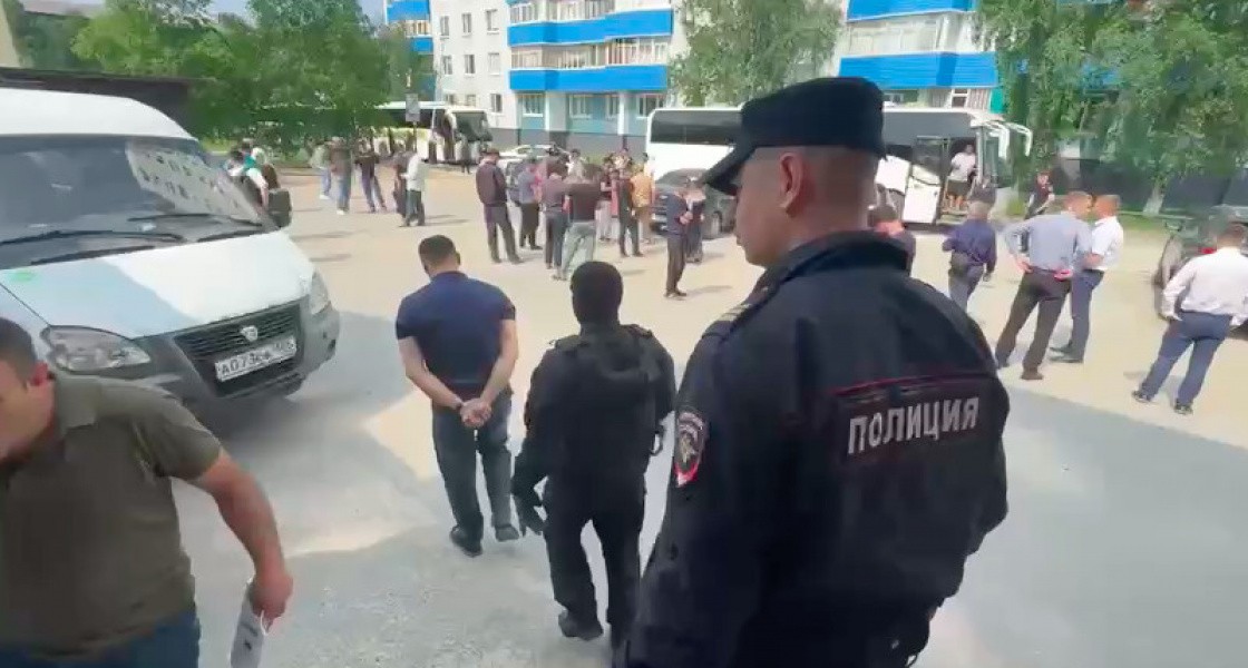В Нижневартовске силовики устроили облаву на мигрантов в «Городке»