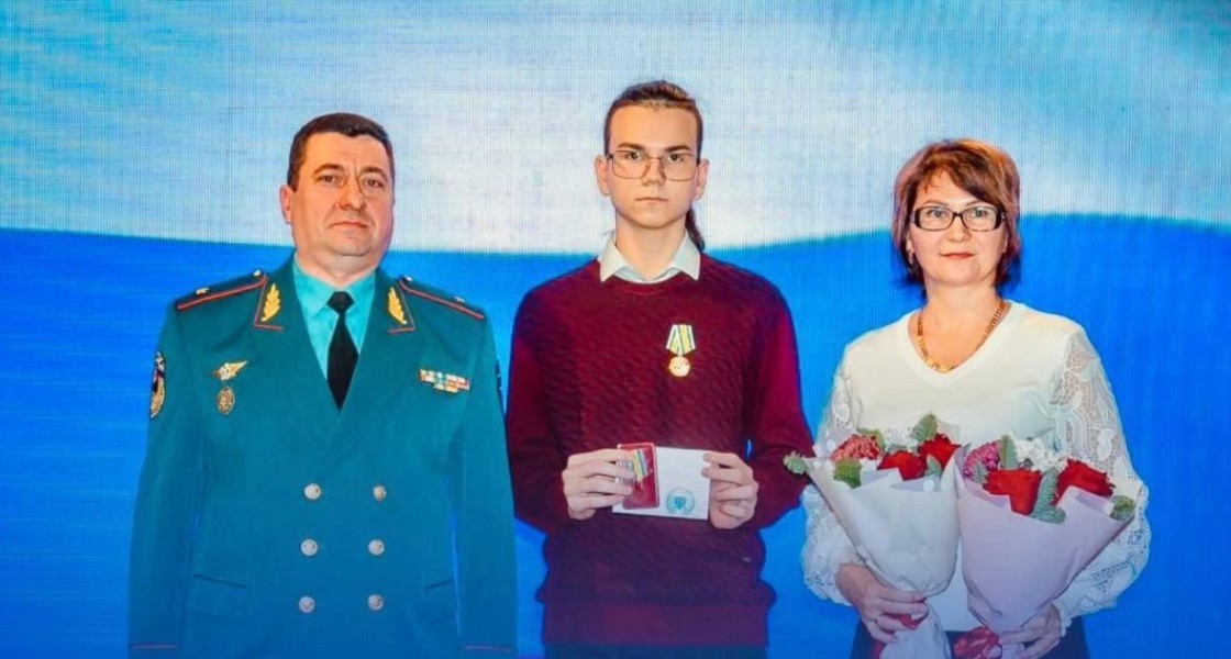 Школьник из Нижневартовска удостоен высокой награды за спасение тонущего в бассейне сверстника