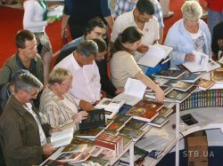 Книжная выставка «День Победы: марш- рутами памяти»