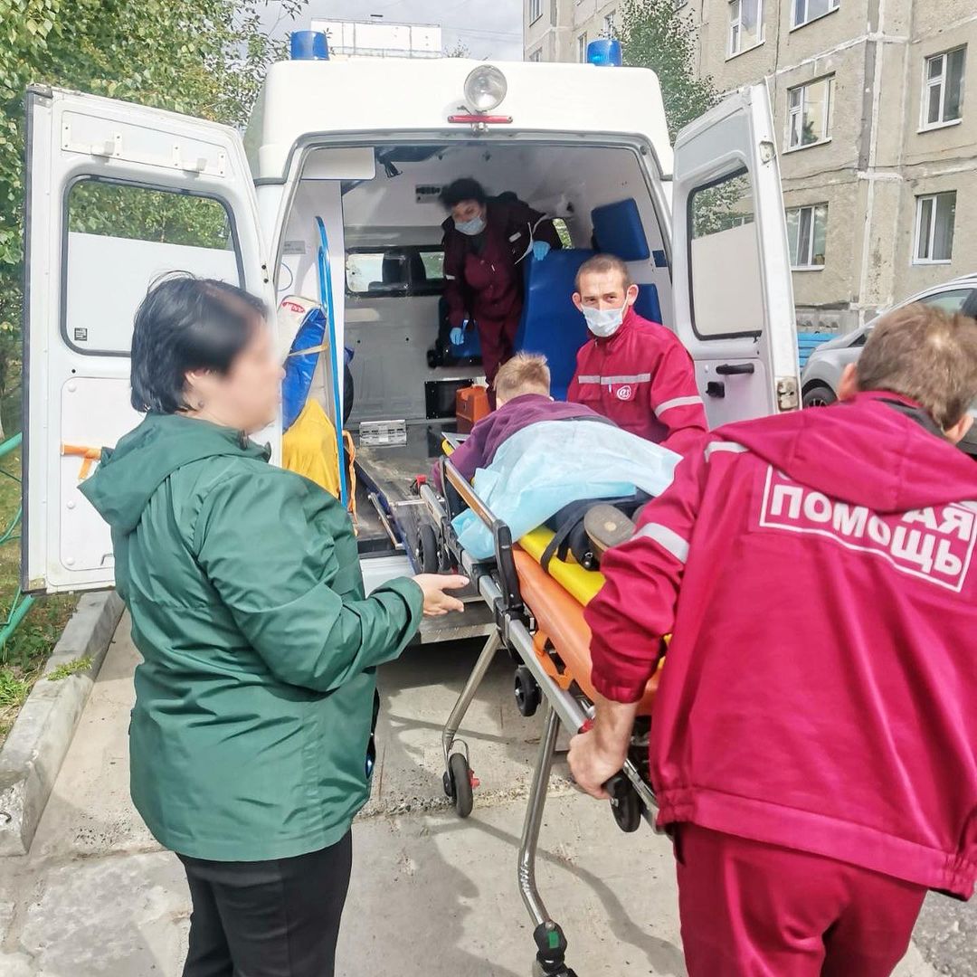 В Излучинске ребенок застрял в автомобильной покрышке