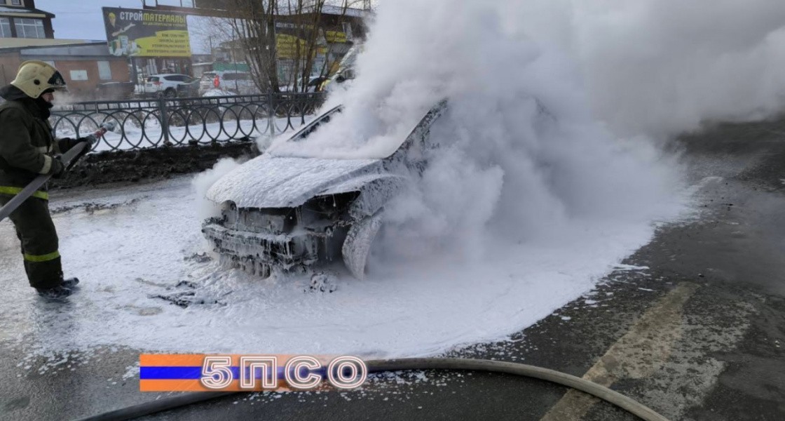В Нижневартовске на ходу загорелся автомобиль. ВИДЕО