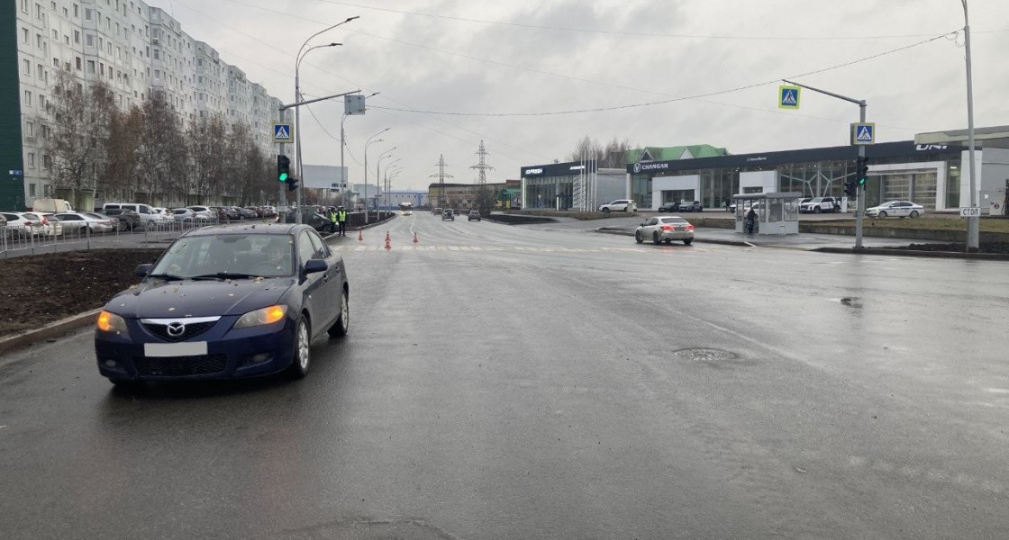В Нижневартовске водитель проехала на красный свет и сбила пешехода