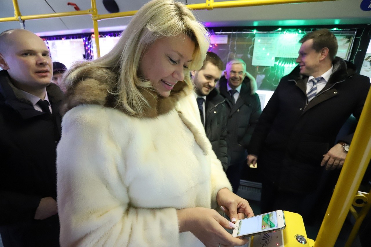 В автобусах Нижневартовска можно оплатить проезд банковской картой в одно касание