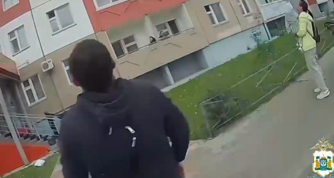 Полицейские Нижневартовска сняли на видео момент спасения малыша, привязанного матерью за ногу