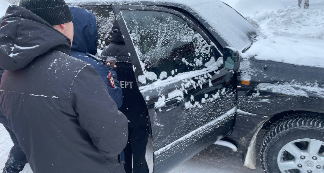 В Нижневартовске силовики осмотрели подозрительную тонированную машину с прицепом