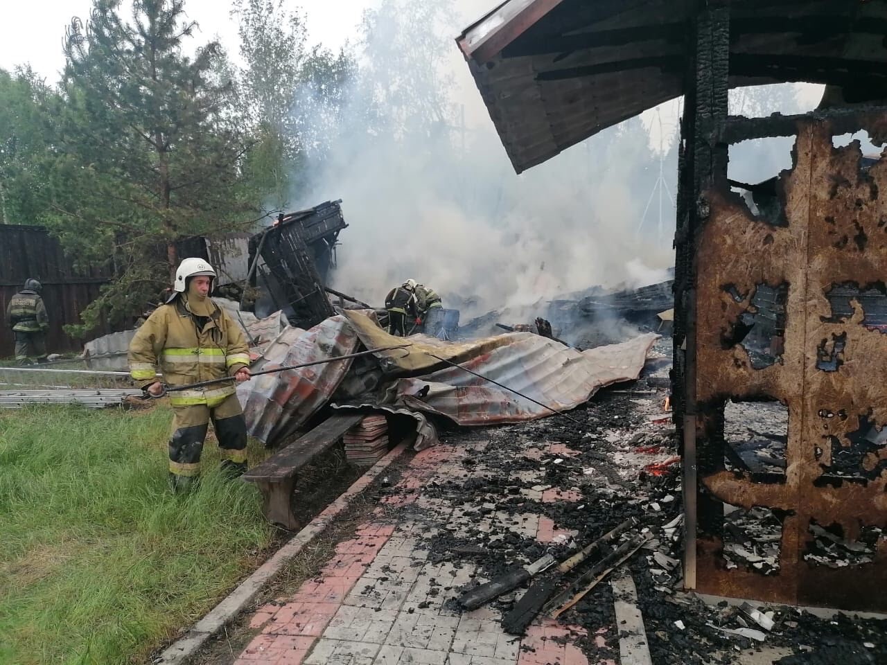 В Нижневартовске сгорел дачный дом