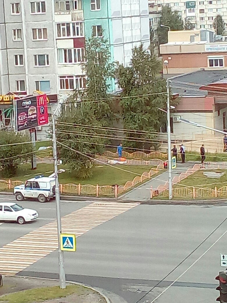 Сургутяне в ужасе. Средь бела дня неизвестный напал на прохожих с ножом
