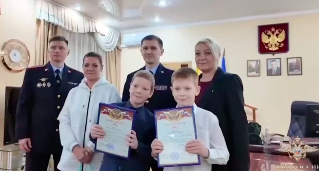 В Нижневартовске наградили честных школьников, которые вернули крупную сумму денег