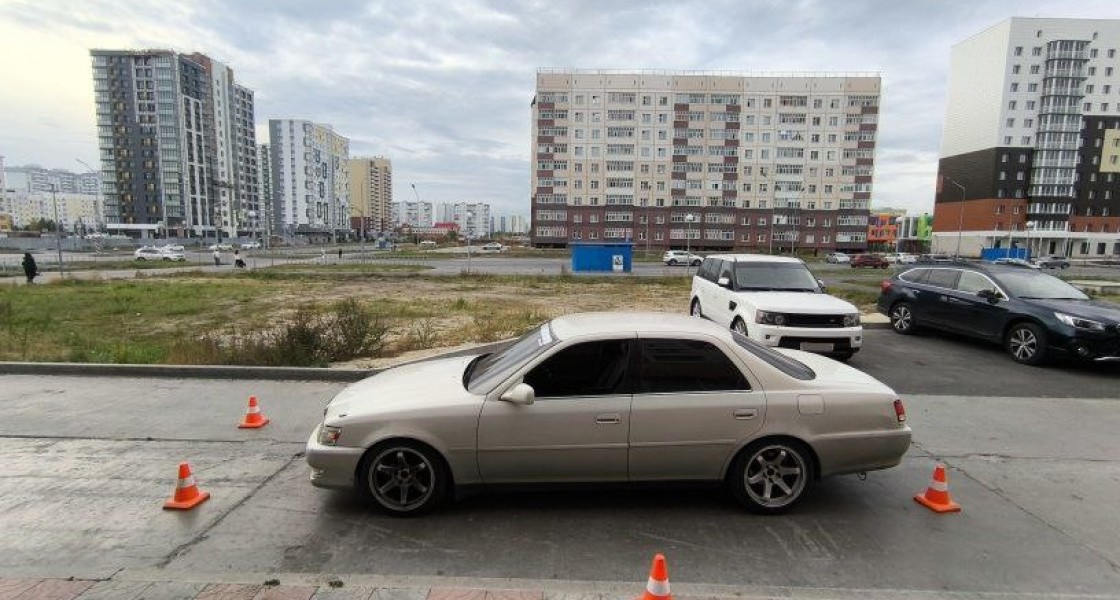 В Нижневартовске пенсионерка попала под колеса во дворе