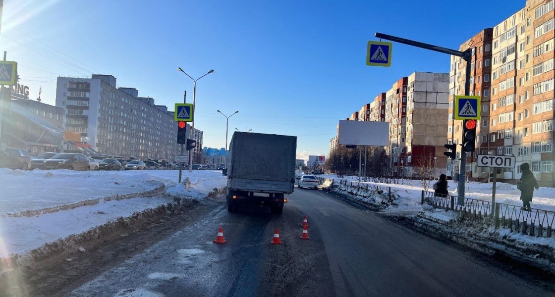 В Нижневартовске грузовой автомобиль сбил пенсионерку на переходе. ВИДЕО