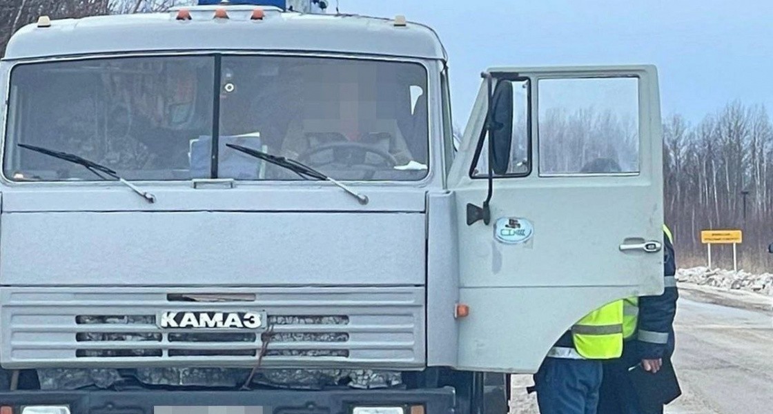 На трассе под Нижневартовском поймали нелегального мигранта с поддельными правами