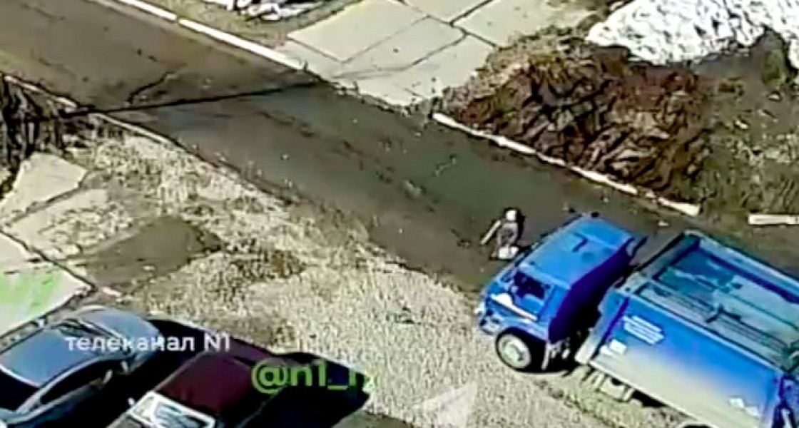 В Нижневартовске пенсионерка попала под мусоровоз
