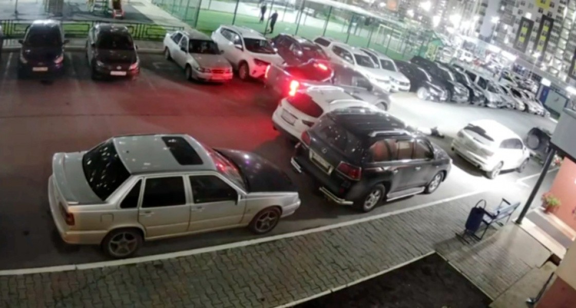 В Нижневартовске девочка попала под колеса во дворе жилого дома. ВИДЕО
