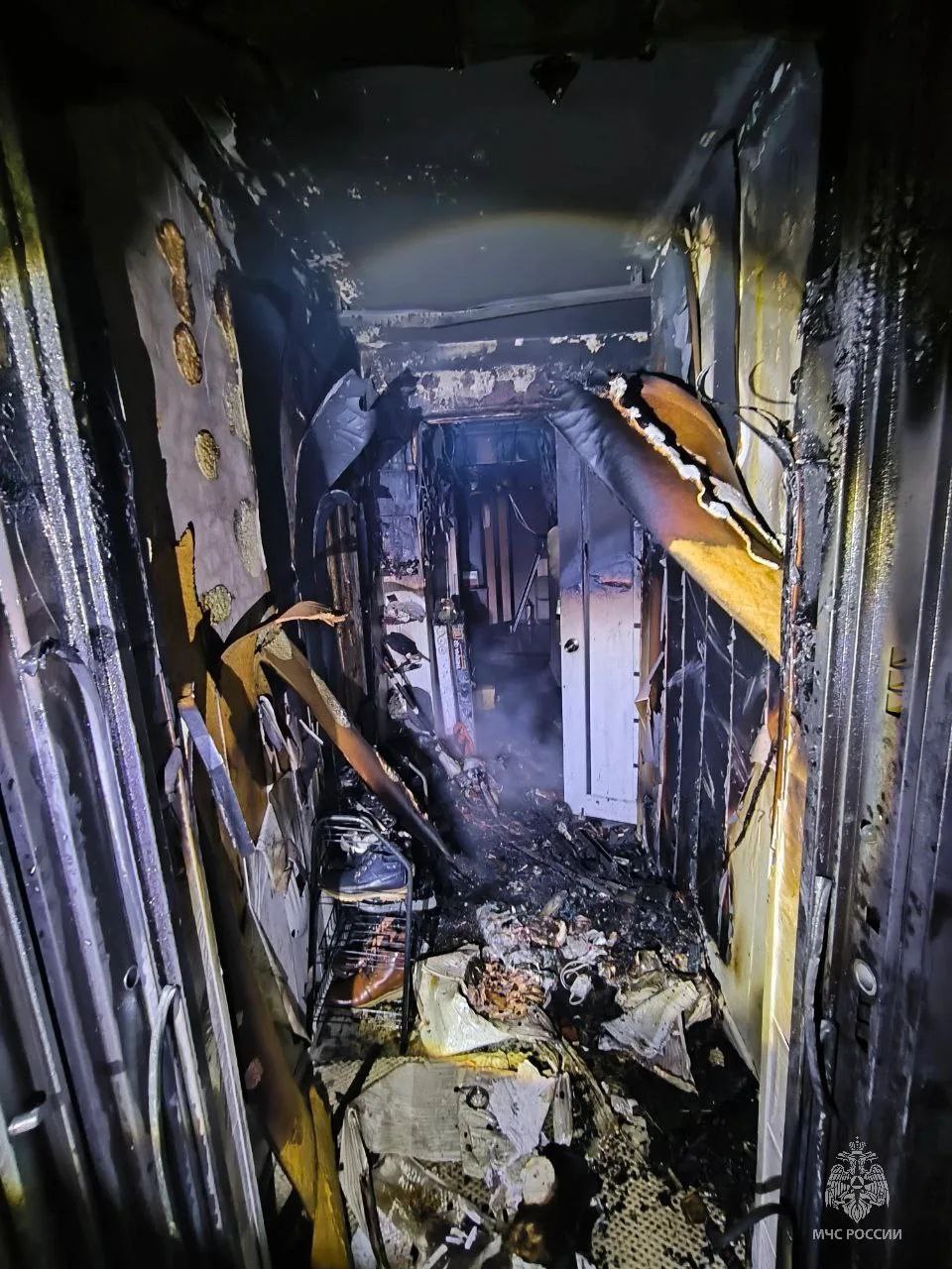 В Нижневартовске пожарные спасли пятерых человек из горящей квартиры