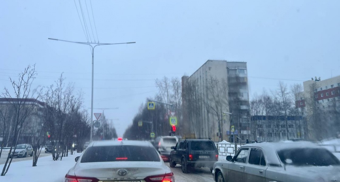 Жителей Нижневартовска раздражает светофор-инвалид, из-за которого собираются огромные пробки