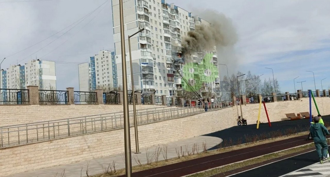В Нижневартовске загорелись балконы на двух этажах шестнадцатиэтажки