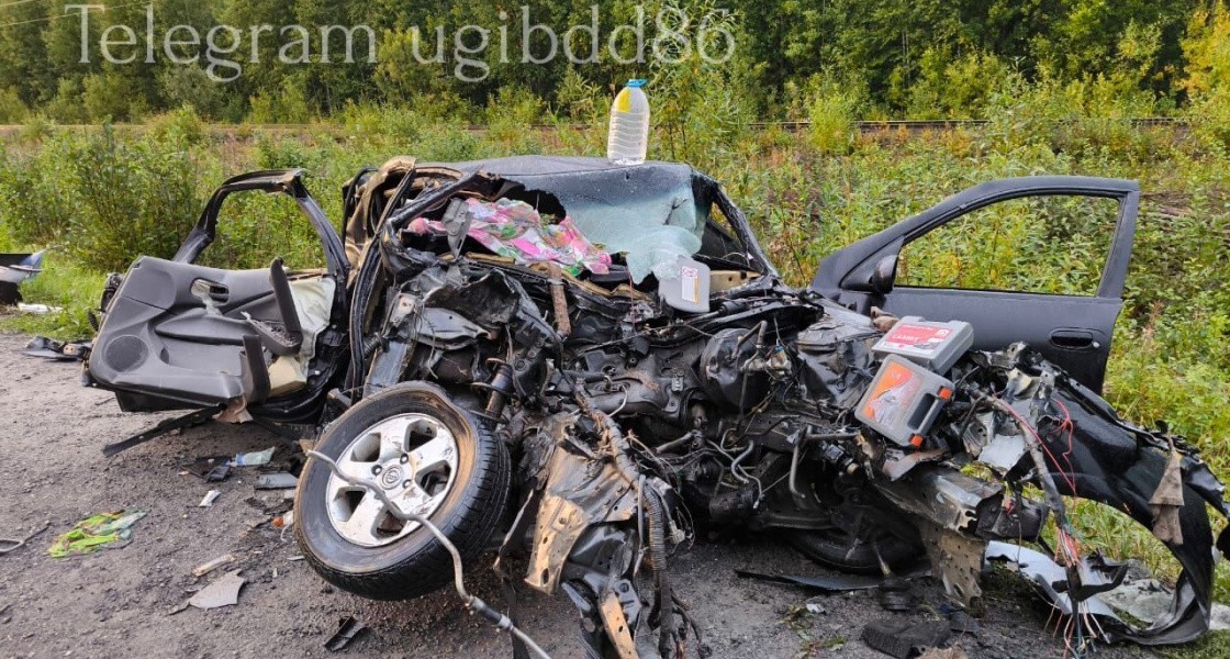 На трассе в ХМАО автомобиль на большой скорости попал под колеса грузовика