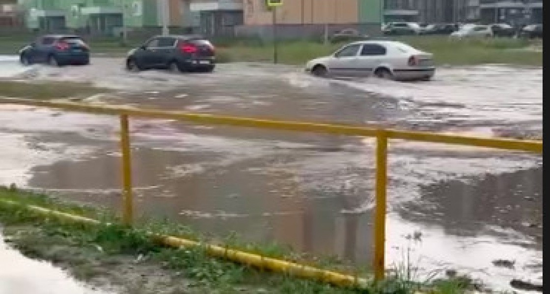 Нижневартовск после дождя снова ушел под воду. ВИДЕО