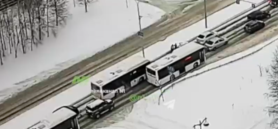 В Нижневартовске водитель городского автобуса устроил разборки на глазах у пассажиров