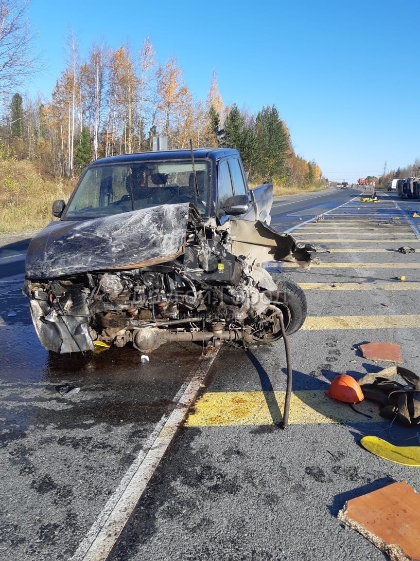 На повороте на Излучинск жестко столкнулись два автомобиля