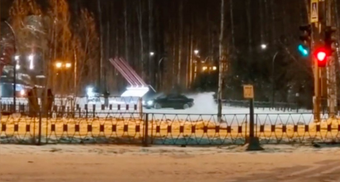 В Нижневартовске возбудили уголовное дело на мигранта, который устроил дрифт в парке Победы