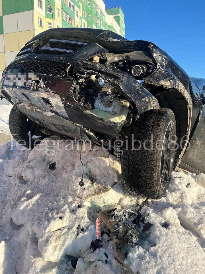 В Нижневартовске Honda загнала Mercedes на снежную гору