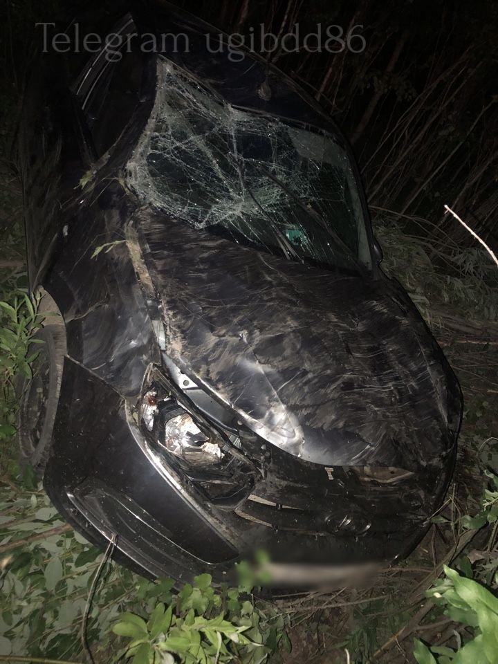 На трассе Сургут-Нижневартовск автомобиль с пассажирами улетел в кювет