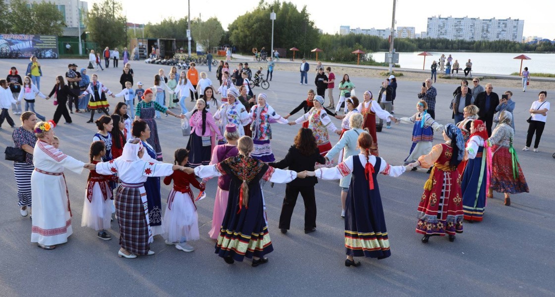 Русская община организовала массовый хоровод в Нижневартовске. ФОТО