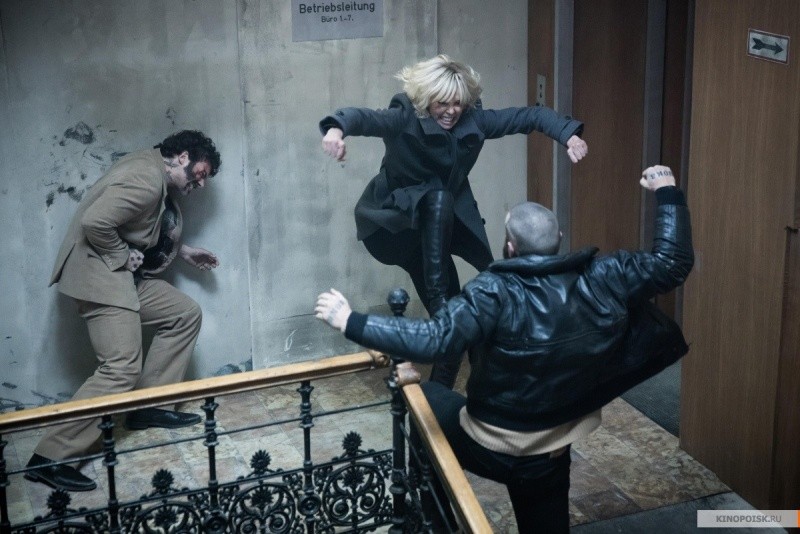Взрывная блондинка (2017)