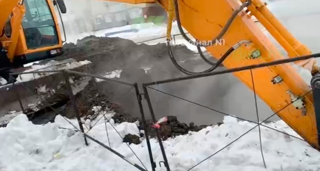 В центре Нижневартовска прорвало трубу с горячей водой