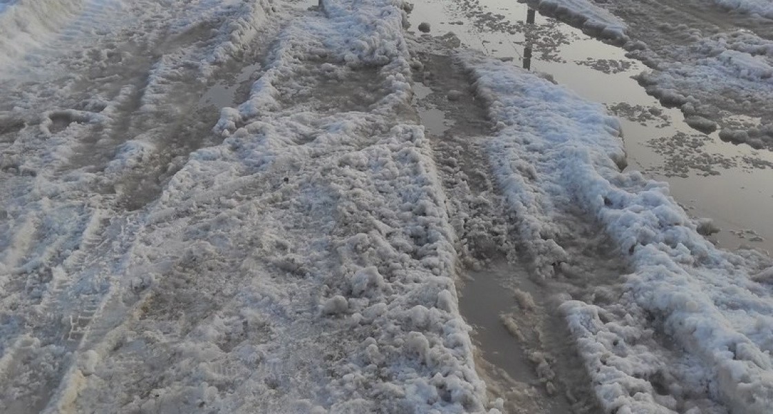 Жители Нижневартовска не могут попасть к себе домой из-за огромных луж