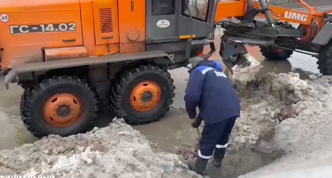 С наступлением тепла коммунальщики Нижневартовска достанут отпариватель для ливневок