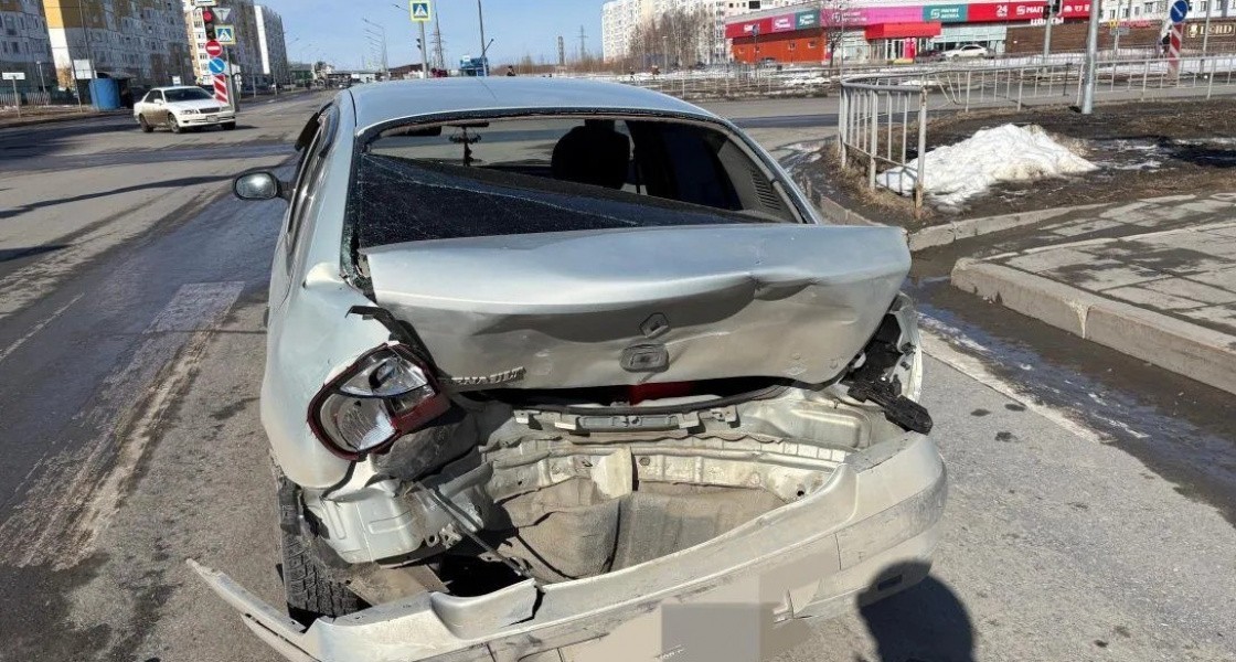 В Нижневартовске водитель на приличной скорости врезался в стоящую на светофоре машину