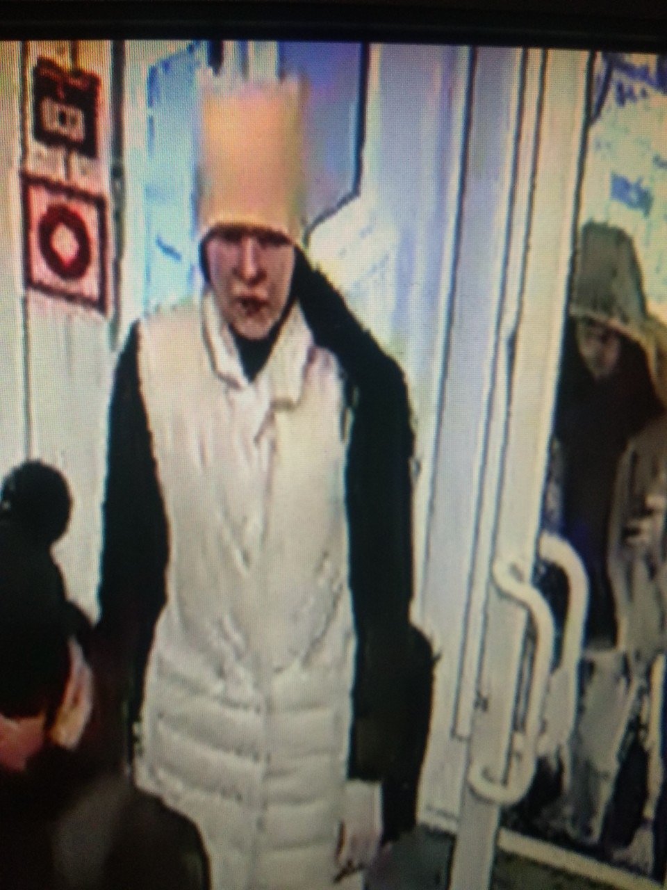 В Нижневартовске полиция разыскивает подозреваемую в краже
