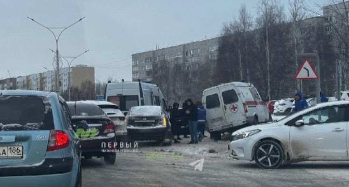 В Нижневартовске Кадиллак столкнулся со скорой помощью