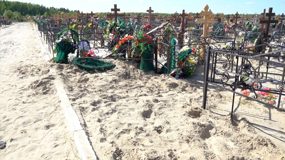 В Нижневартовске неизвестные уничтожили несколько могил на кладбище. ФОТО
