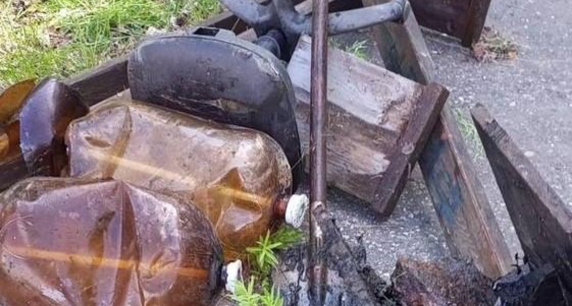 В Нижневартовске в канализации обнаружили офисную мебель и пивные бутылки. ФОТО