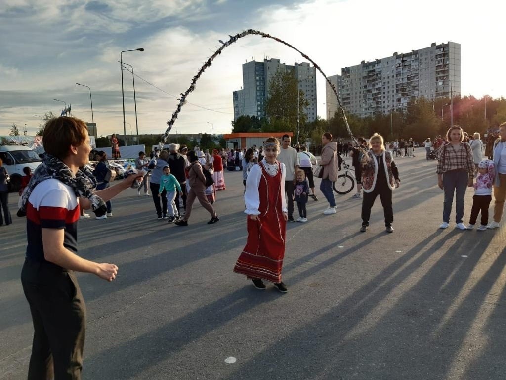 Русская община организовала массовый хоровод в Нижневартовске. ФОТО