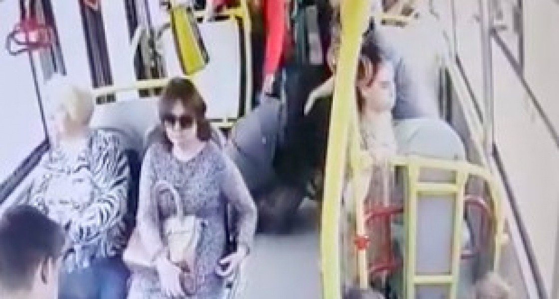 В Нижневартовске в городском автобусе перевернулась коляска с младенцем по вине матери