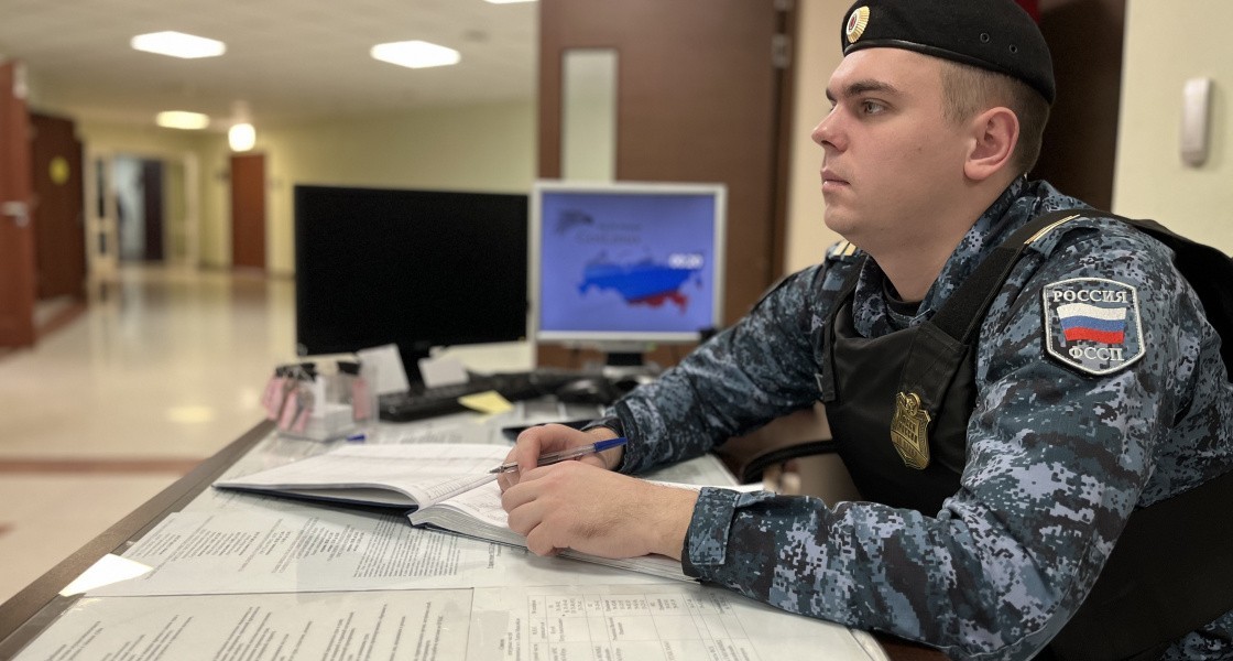 Жители ХМАО пытались попасть в суд с оружием и другими опасными предметами