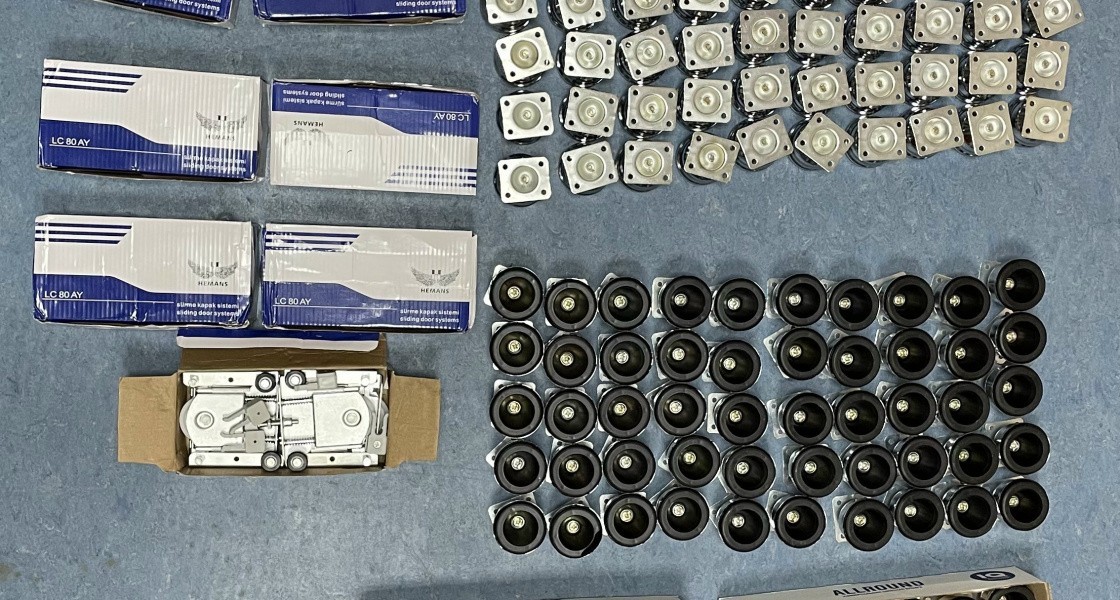 Гость из Таджикистана пытался провезти в Нижневартовск крупную партию мебельной фурнитуры