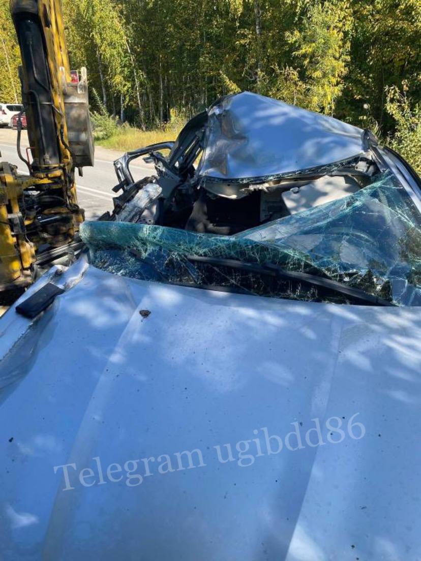 В Нижневартовске трактор раздавил иномарку с людьми у кладбища