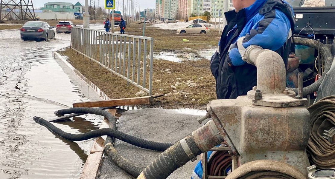 В Нижневартовске ликвидировали серьезное подтопление на Зимней, Салманова и Московкина