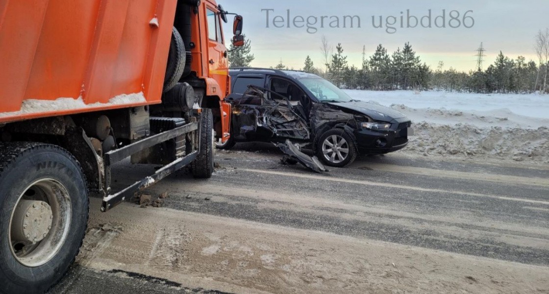 В Нижневартовске самосвал на развороте врезался в легковушку с ребенком внутри