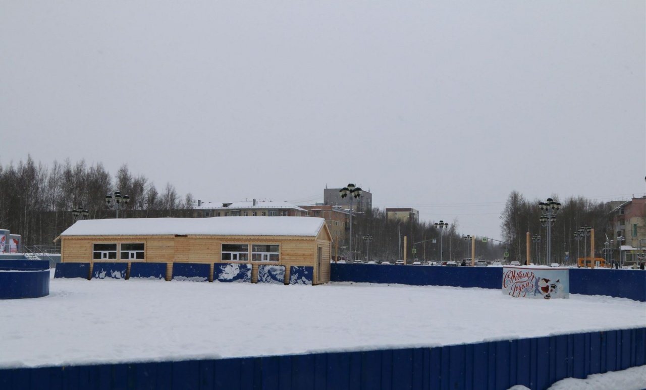 В центре Нижневартовска начали строить каток