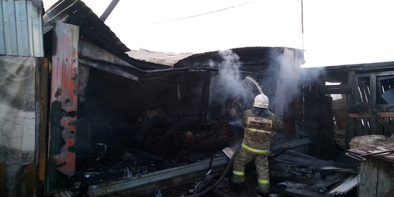 Вартовчанин получил тяжелые ожоги при пожаре в гараже
