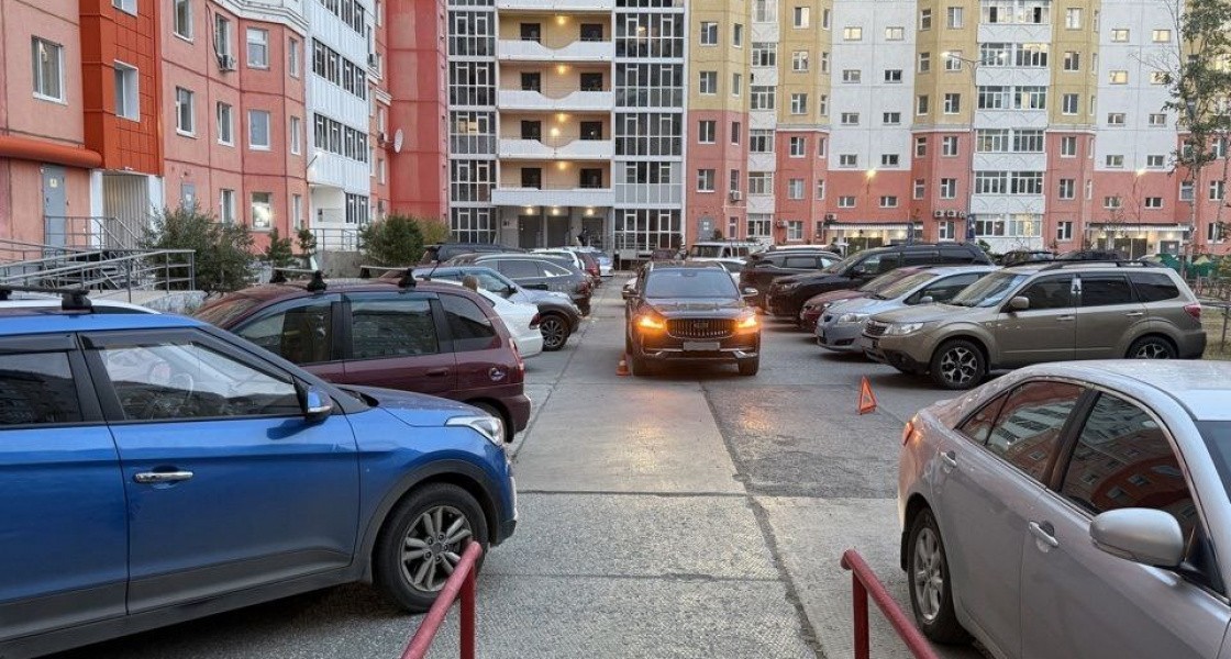 В Нижневартовске семилетний мальчик попал под колеса автомобиля во дворе