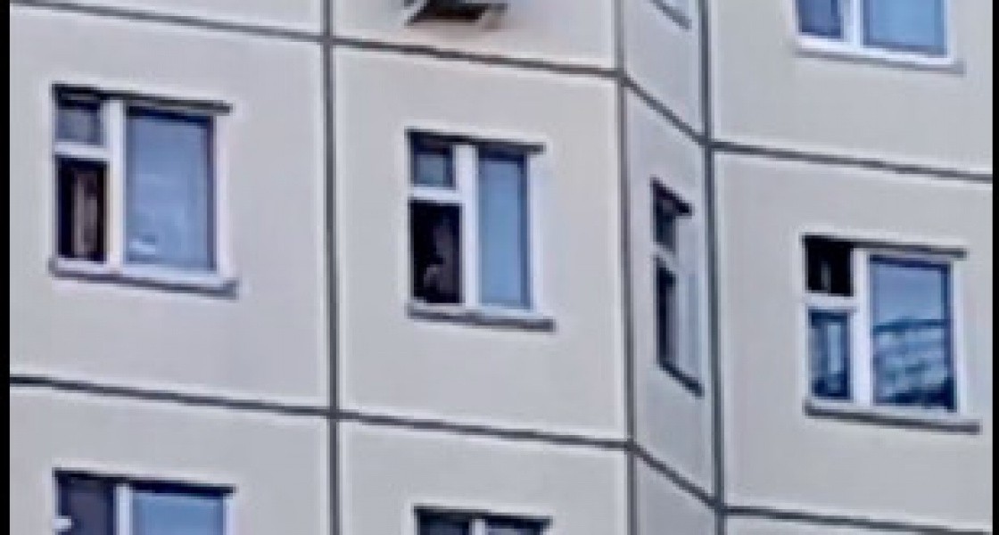 В Нижневартовске дети боятся гулять на площадке из-за мальчика с пистолетом. ВИДЕО