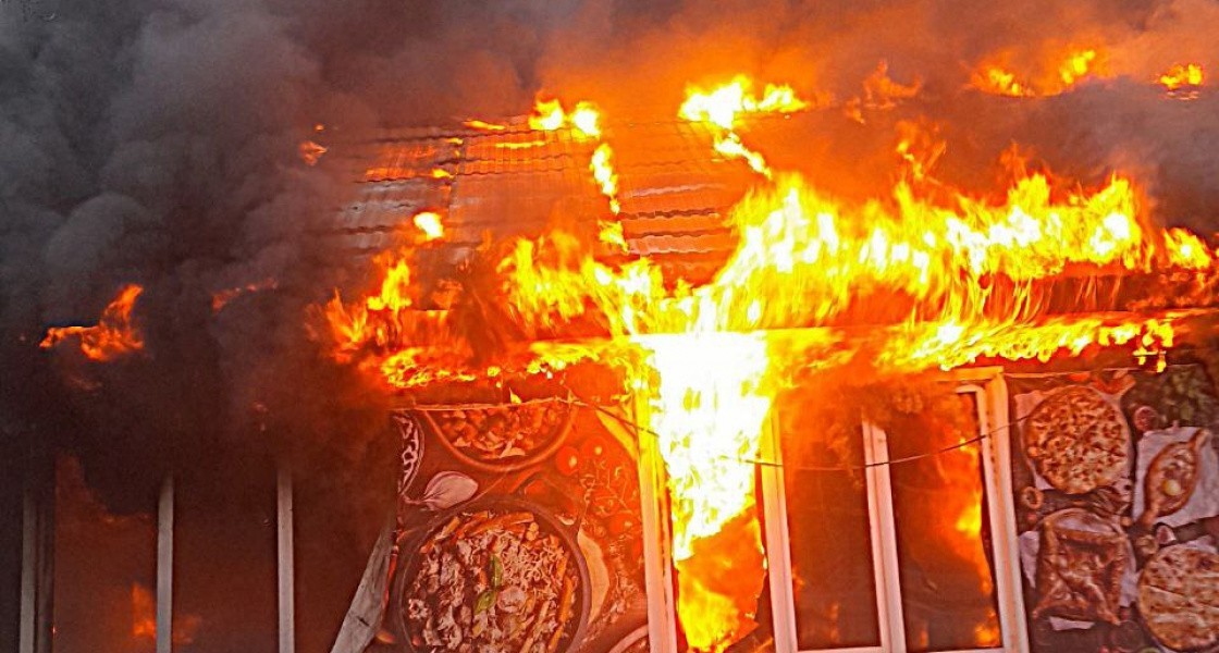 В Нижневартовске едва не взорвалось горящее кафе узбекской кухни